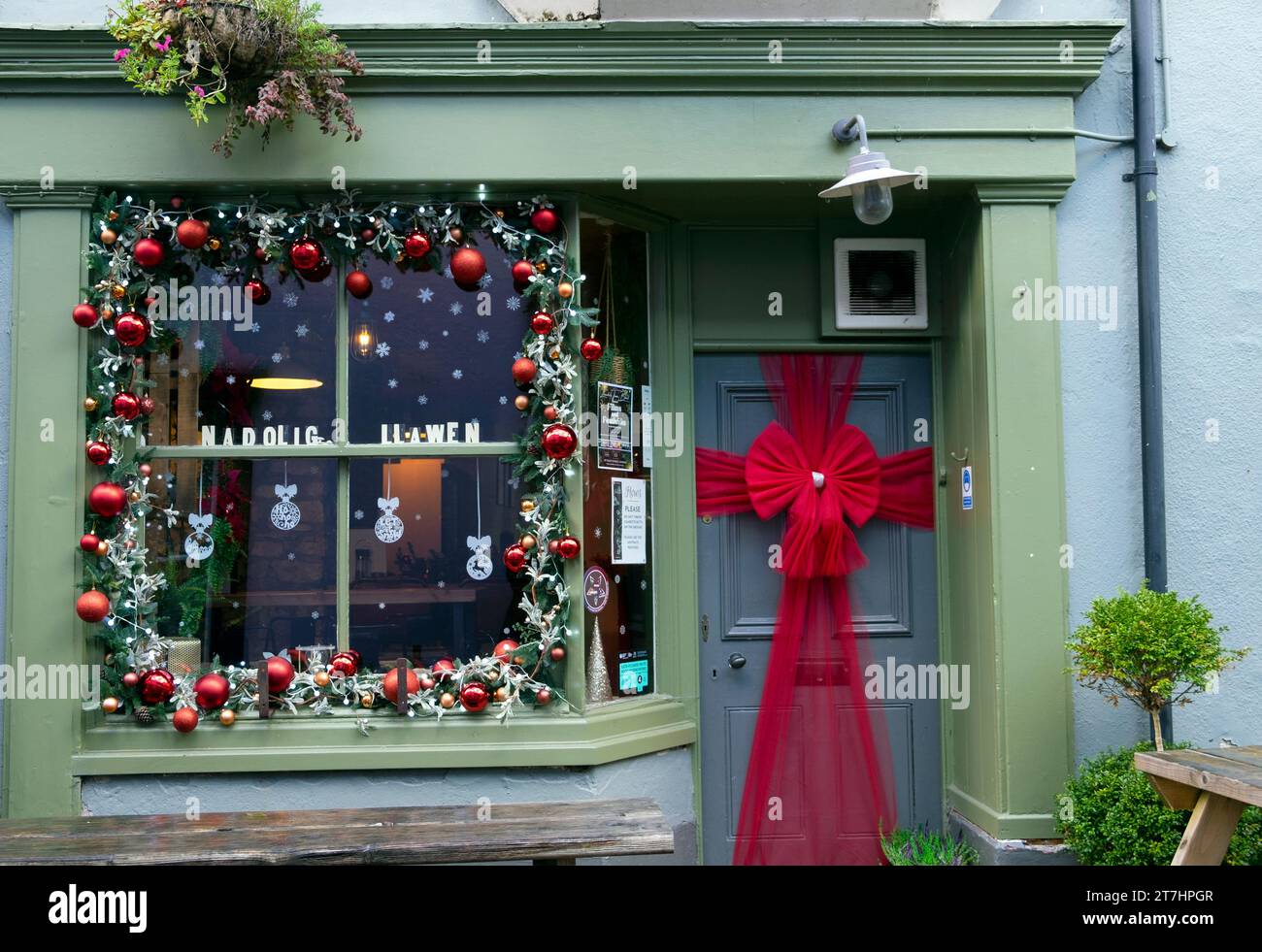 Wunderschöne Weihnachtsdekorationen zieren das Außenfenster des Cafés Flows in Llandeilo Carmarthenshire Wales 2023 Großbritannien KATHY DEWITT Stockfoto