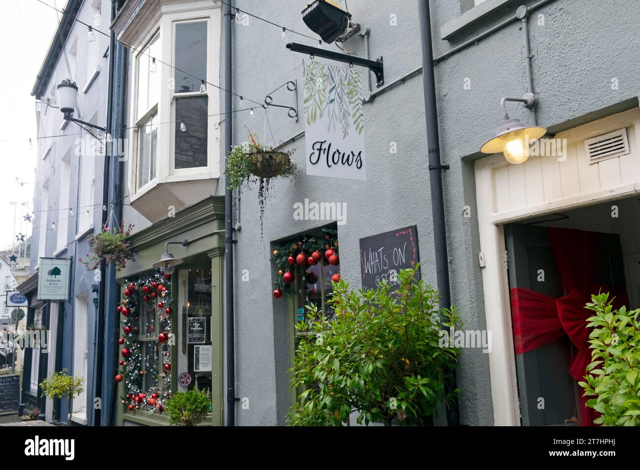 Wunderschöne Weihnachtsdekorationen schmücken Flüsse in Llandeilo Town Buildings Unternehmen Carmarthenshire Wales 2023 Großbritannien Großbritannien KATHY DEWITT Stockfoto