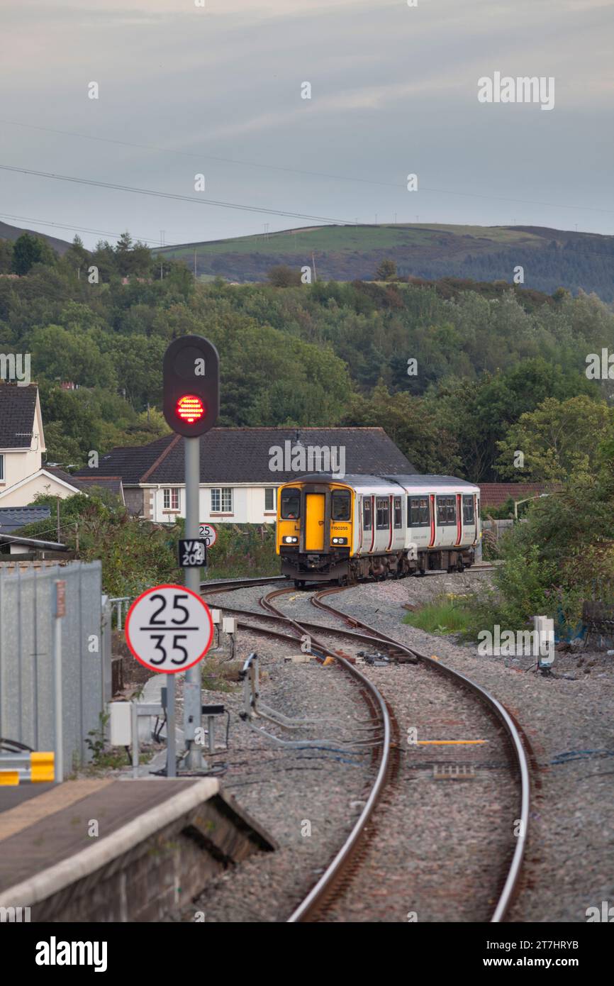 Transport des walisischen Dieseltriebwagens der Klasse 150 mit Ankunft in Merthyr Tydfil, Südwales, Großbritannien, mit einem roten LED-Eisenbahnsignal Stockfoto