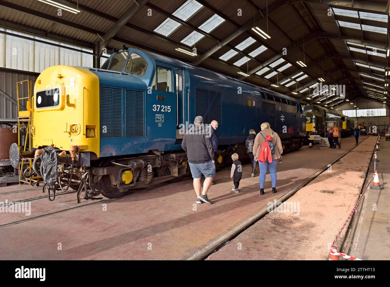 Besucher, die Dieselloks im Depot der Toddington Station an der Gloucestershire WarwickshireHeritage Railway, Oktober 2023, besichtigen Stockfoto