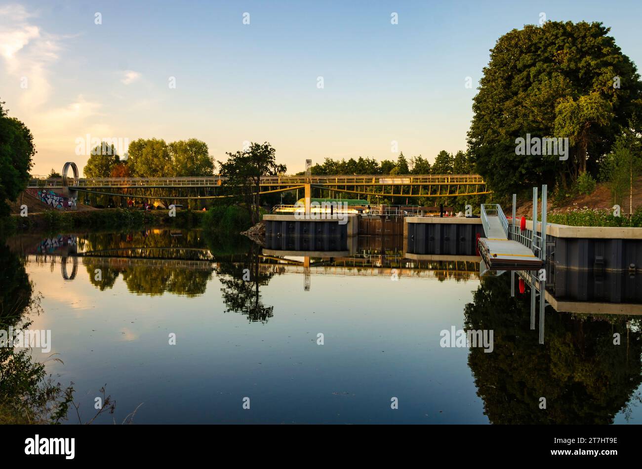 Belfast, County Down, Nordirland, 24. Juli 2021 - New Lagan Gateway, Fußgänger- und Radfahrerbrücke am Annadale Embankment Stockfoto