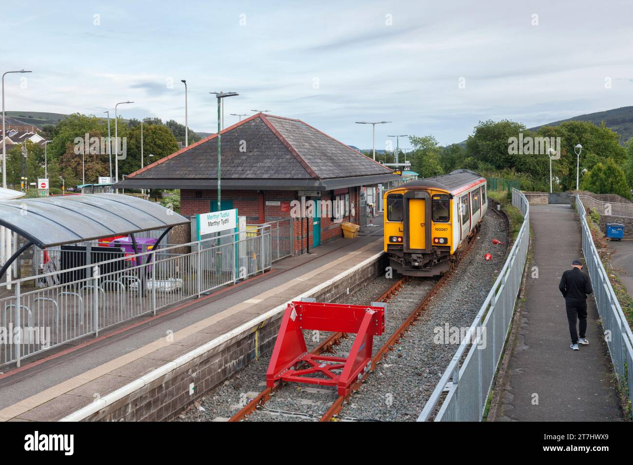 Transport des walisischen Dieseltriebwagens der Klasse 150 am Bahnhof Merthyr Tydfil, Südwales, Vereinigtes Königreich Stockfoto