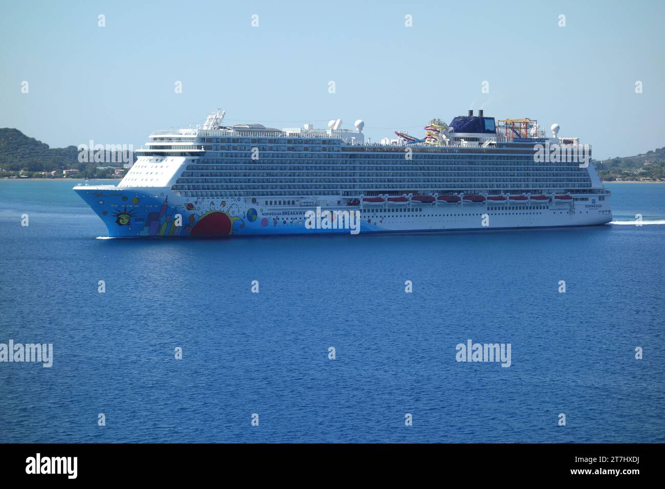 Norwegian Cruise Lines (NCL) Peter Max malte Norwegian Breakaway ein großes Kreuzfahrtschiff, das im Hafen von Katakolon, Griechenland, EU, segelte. Stockfoto