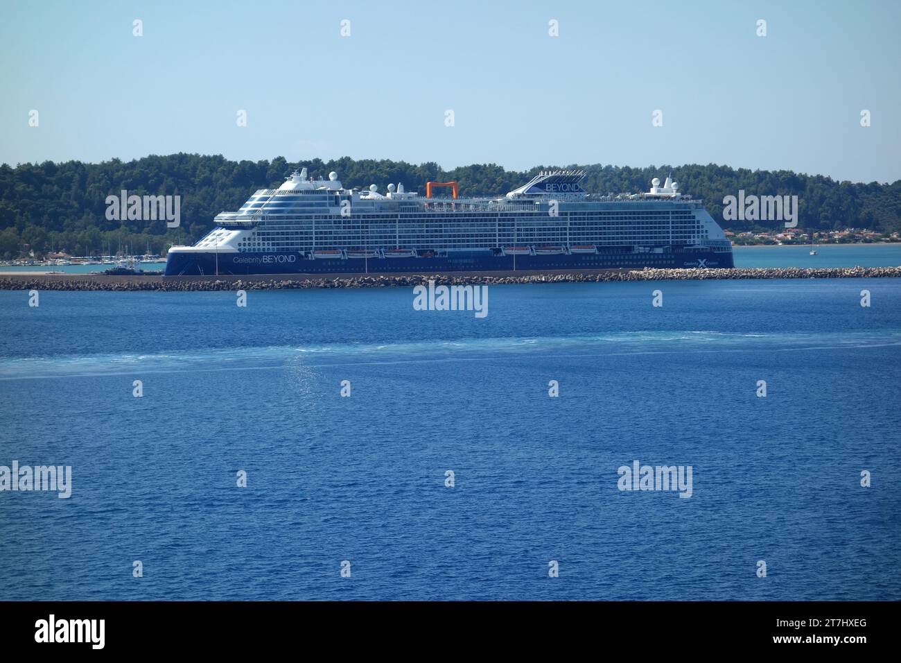 Celebrity Cruises „Celebrity Beyond“ ein großes Kreuzfahrtschiff der Edge-Klasse, das im Hafen von Katakolon, Griechenland, EU, verankert ist. Stockfoto