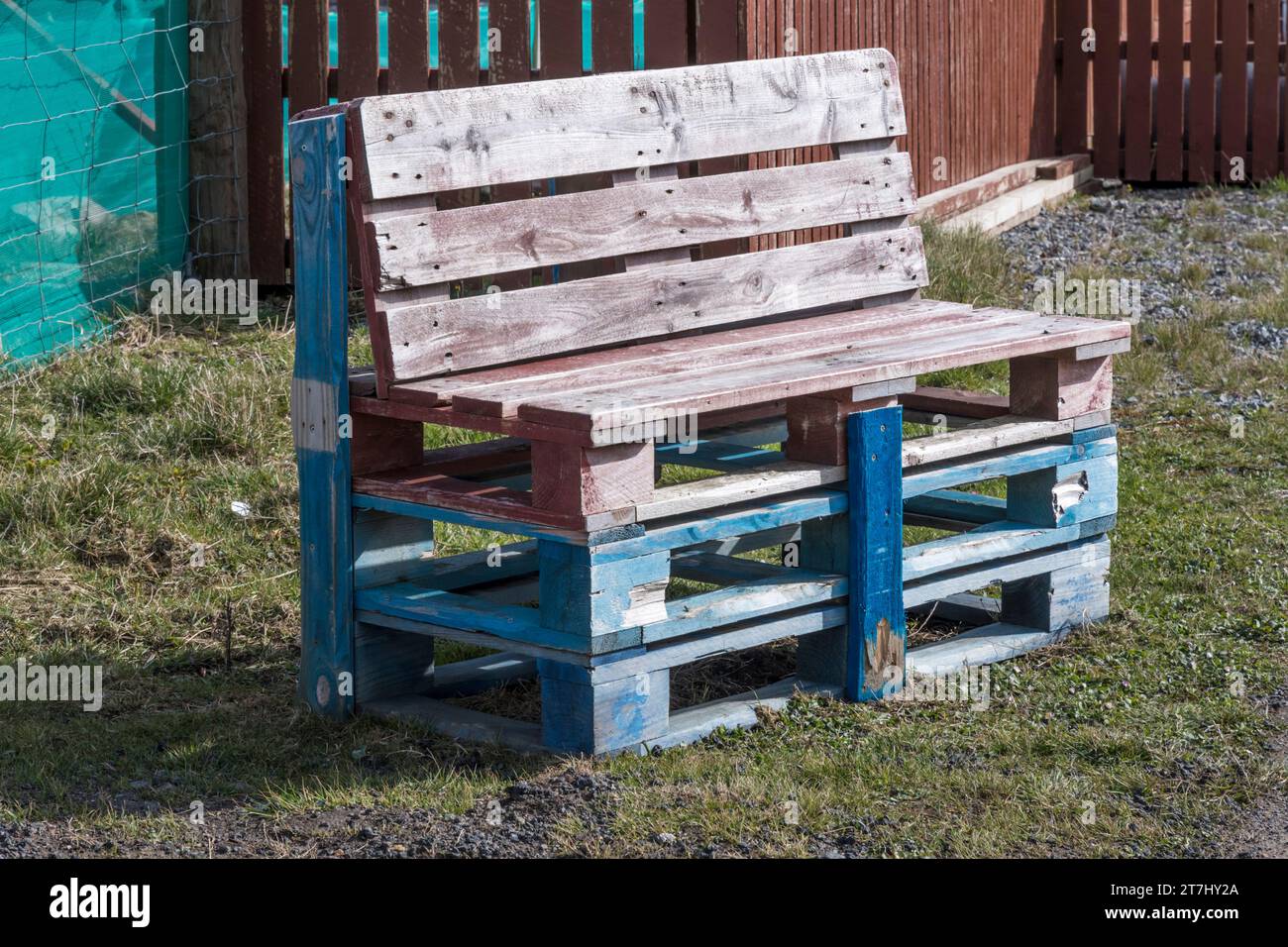 Ein Gartensitz aus recycelten Paletten. Stockfoto