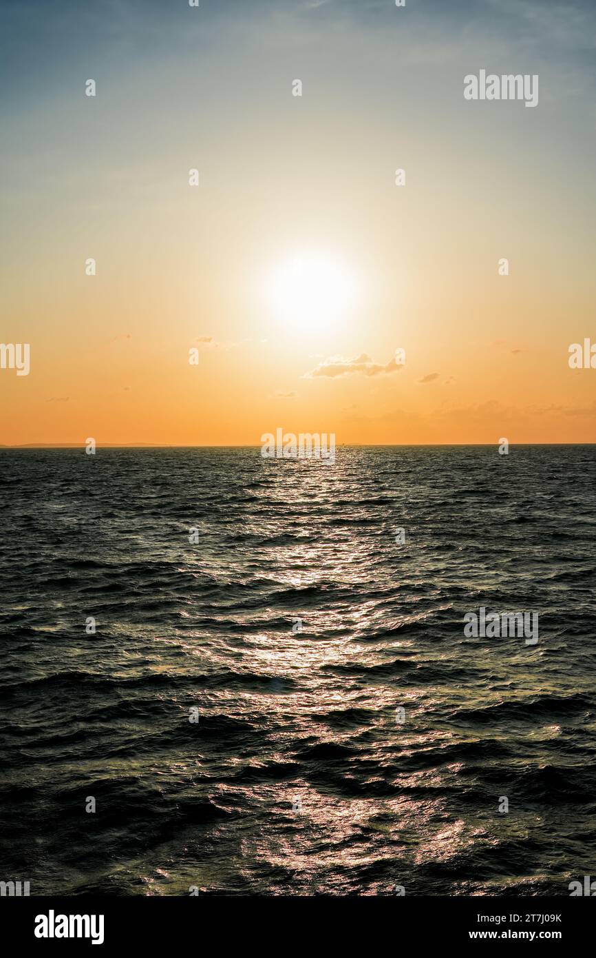 Strand in der Nähe von Misdroy in Polen. Natürlicher Küstenabschnitt an der polnischen Ostsee. Landschaft am Meer in der Abenddämmerung. Stockfoto