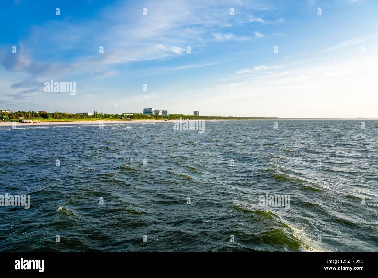 Strand in der Nähe von Misdroy in Polen. Natürlicher Küstenabschnitt an der polnischen Ostsee. Landschaft am Meer. Stockfoto