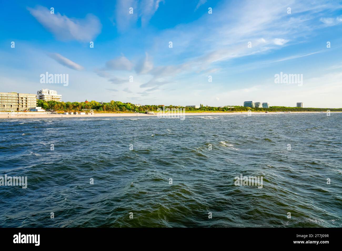 Strand in der Nähe von Misdroy in Polen. Natürlicher Küstenabschnitt an der polnischen Ostsee. Landschaft am Meer. Stockfoto