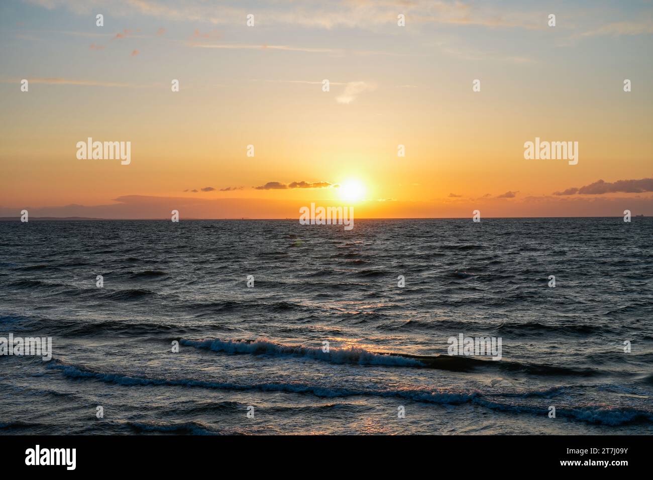 Strand in der Nähe von Misdroy in Polen. Natürlicher Küstenabschnitt an der polnischen Ostsee. Landschaft am Meer in der Abenddämmerung. Stockfoto