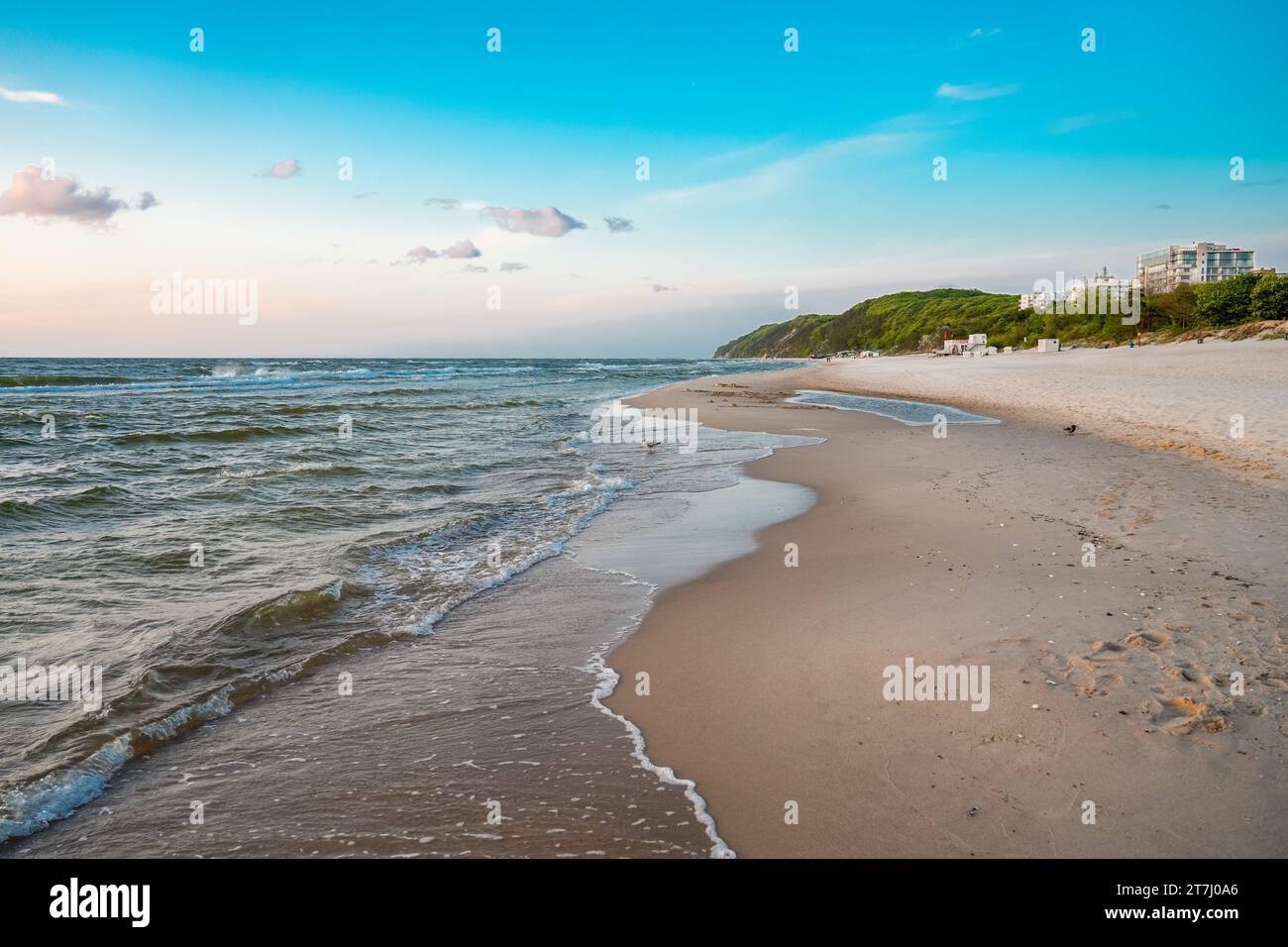 Strand in der Nähe von Misdroy in Polen. Natürlicher Küstenabschnitt an der polnischen Ostsee. Landschaft am Meer in der Abenddämmerung. Stockfoto
