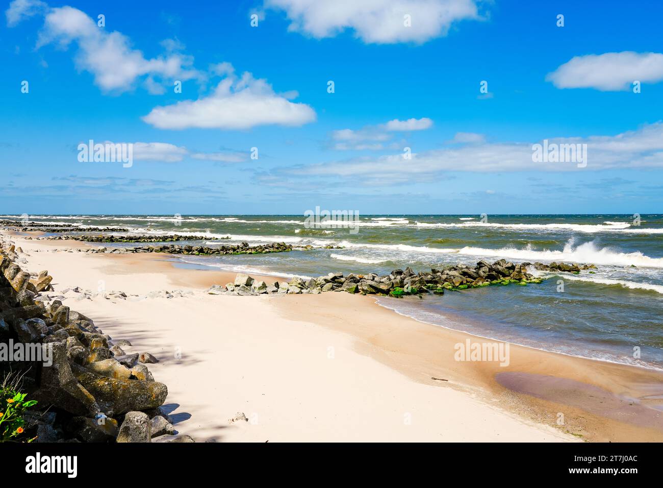 Strand in der Nähe von Niechorze in Polen. Natürliche Küste an der polnischen Ostsee, mit weißem Sand. Landschaft am Meer. Stockfoto
