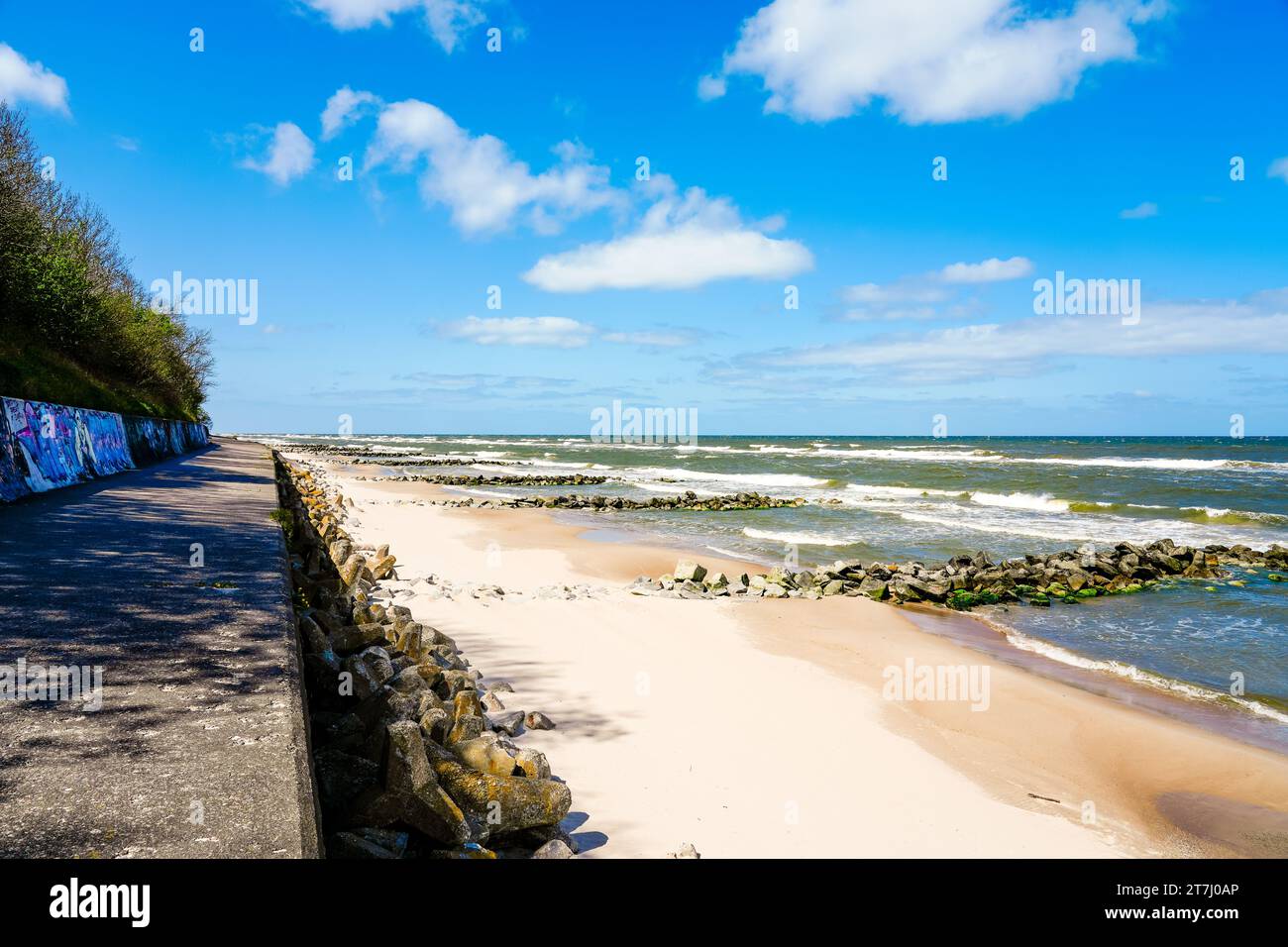 Strand in der Nähe von Niechorze in Polen. Natürliche Küste an der polnischen Ostsee, mit weißem Sand. Landschaft am Meer. Stockfoto