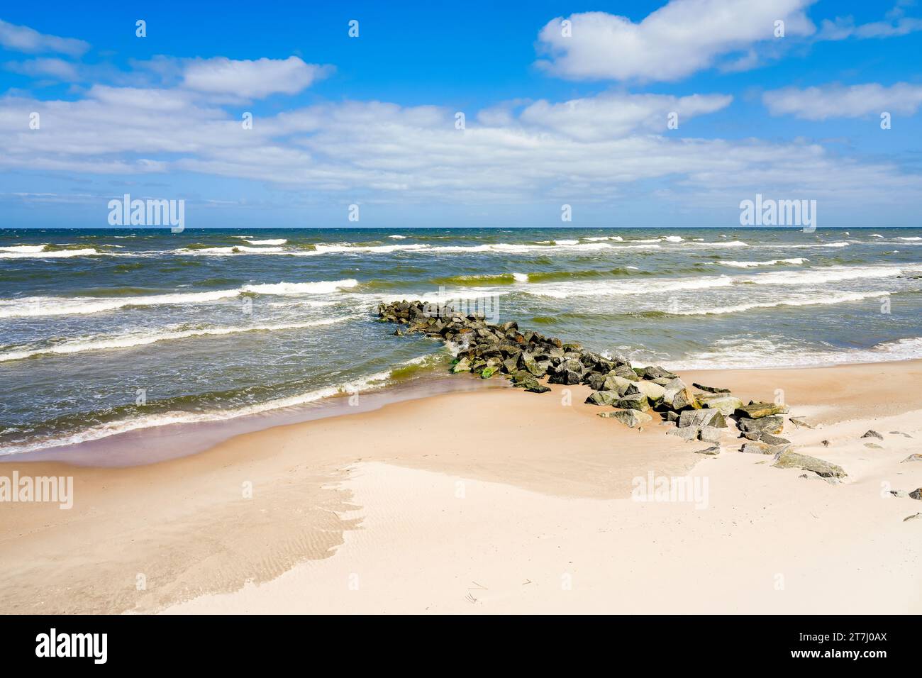 Strand in der Nähe von Niechorze in Polen. Natürliche Küste an der polnischen Ostsee, mit weißem Sand. Landschaft am Meer. Stockfoto