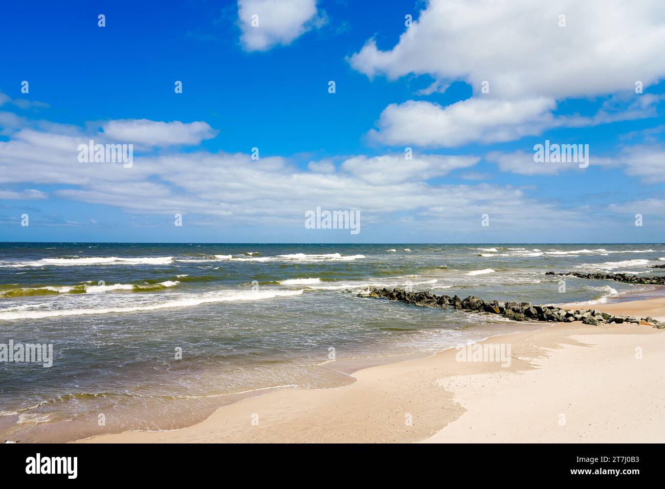 Strand in der Nähe von Niechorze in Polen. Natürliche Küste an der polnischen Ostsee, mit weißem Sand. Landschaft am Meer. Stockfoto