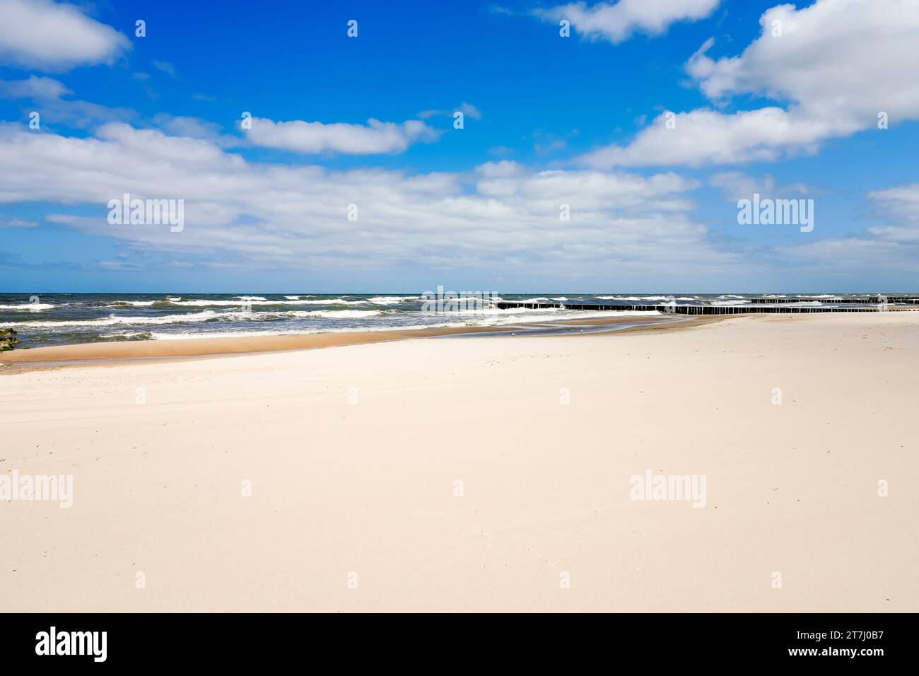 Strand in der Nähe von Niechorze in Polen. Natürliche Küste an der polnischen Ostsee, mit weißem Sand. Landschaft am Meer. Stockfoto