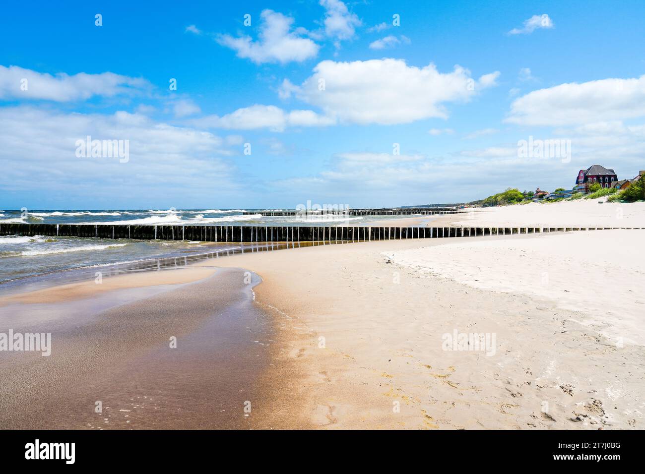 Strand in der Nähe von Niechorze in Polen. Natürliche Küste an der polnischen Ostsee, mit weißem Sand. Landschaft am Meer. Stockfoto