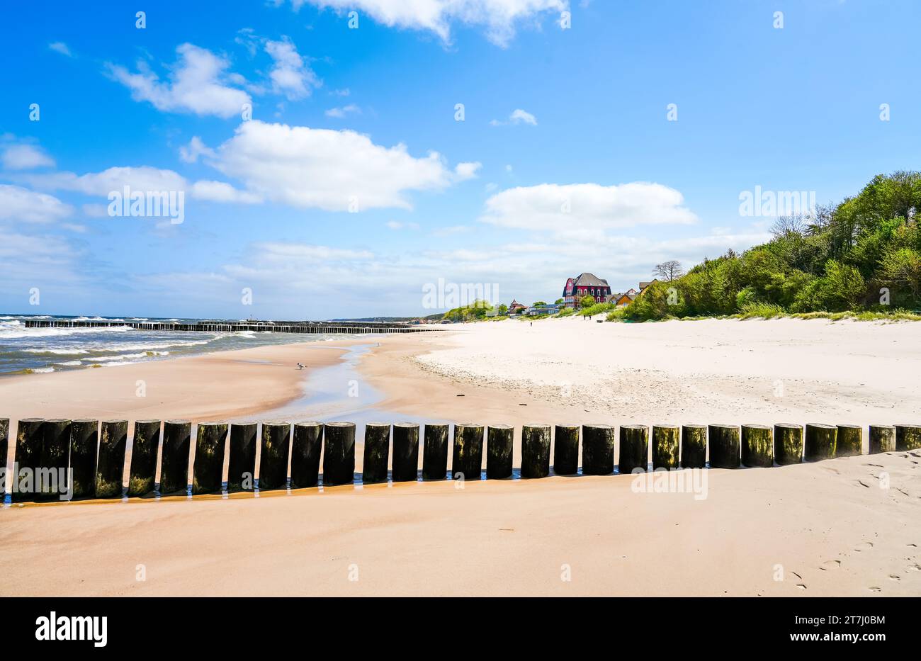 Strand in der Nähe von Niechorze in Polen. Natürliche Küste an der polnischen Ostsee, mit weißem Sand. Landschaft am Meer. Stockfoto