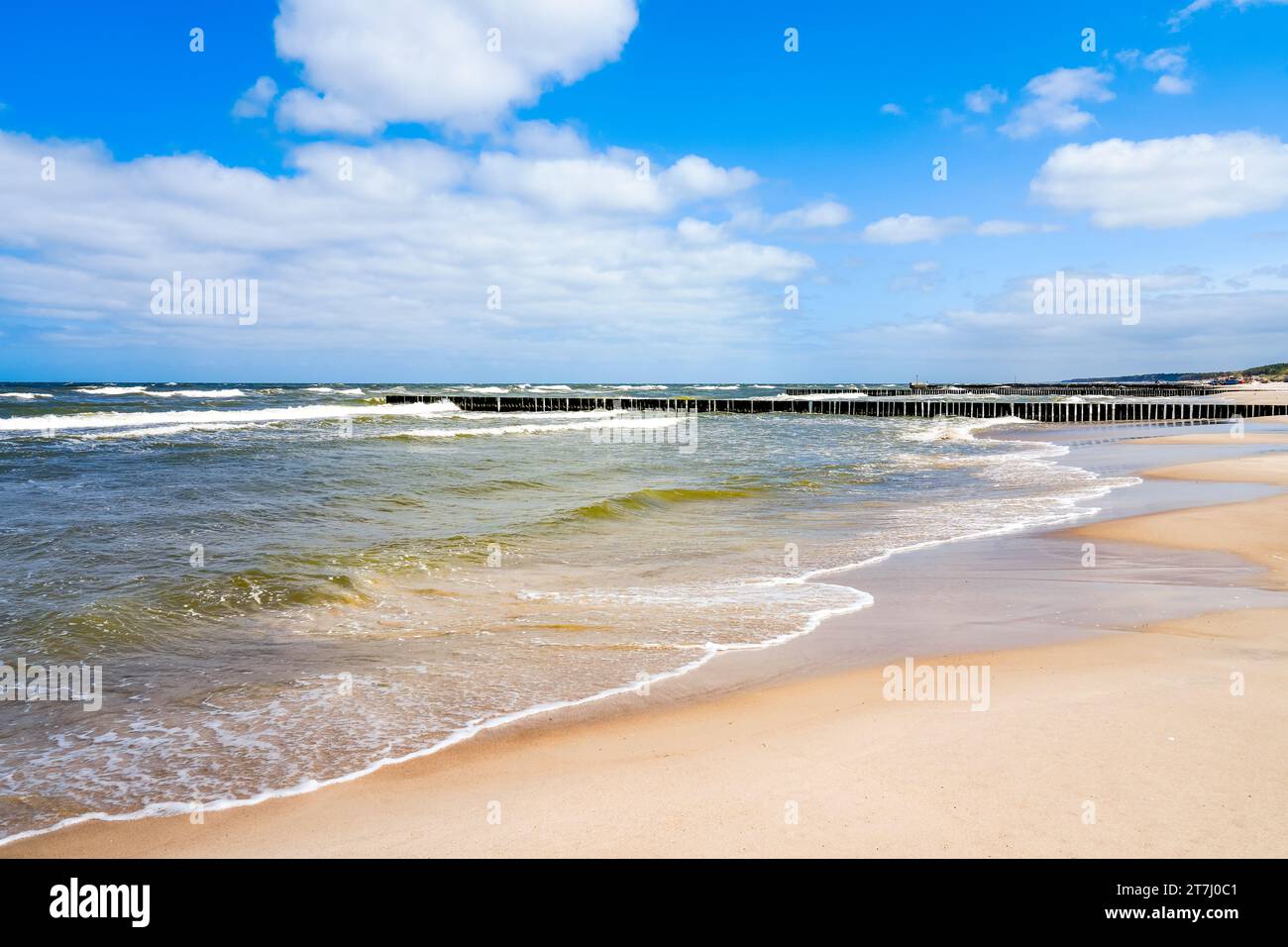Strand in der Nähe von Niechorze in Polen. Natürliche Küste an der polnischen Ostsee, mit weißem Sand. Landschaft am Meer. Stockfoto