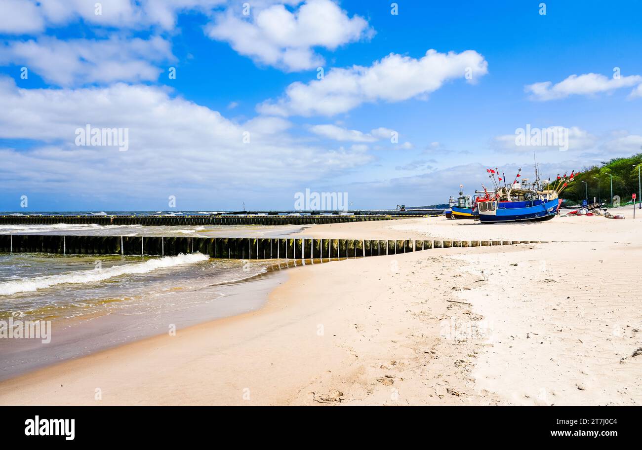 Strand in der Nähe von Niechorze in Polen. Natürliche Küste an der polnischen Ostsee mit weißem Sand und Fischerbooten. Landschaft am Meer. Stockfoto