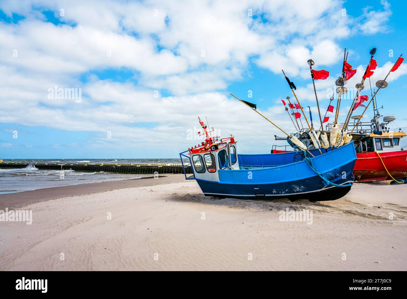 Strand in der Nähe von Niechorze in Polen. Natürliche Küste an der polnischen Ostsee mit weißem Sand und Fischerbooten. Landschaft am Meer. Stockfoto