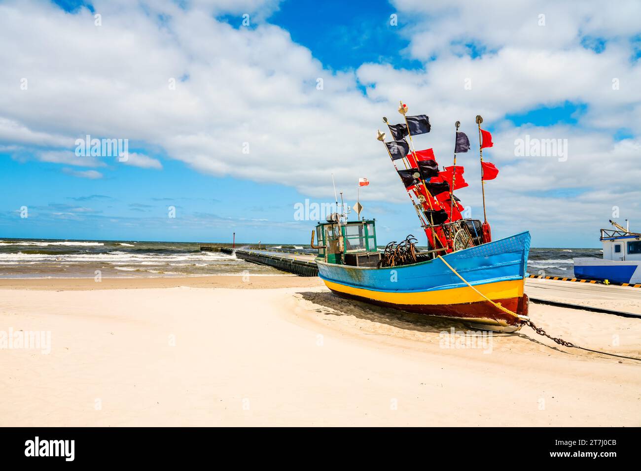 Strand in der Nähe von Niechorze in Polen. Natürliche Küste an der polnischen Ostsee mit weißem Sand und Fischerbooten. Landschaft am Meer. Stockfoto
