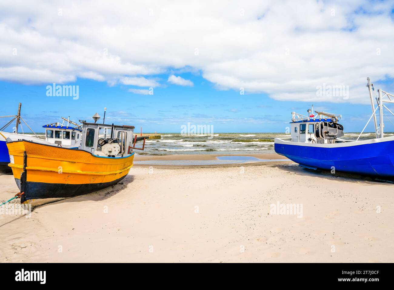 Strand in der Nähe von Niechorze in Polen. Natürliche Küste an der polnischen Ostsee mit weißem Sand und Fischerbooten. Landschaft am Meer. Stockfoto