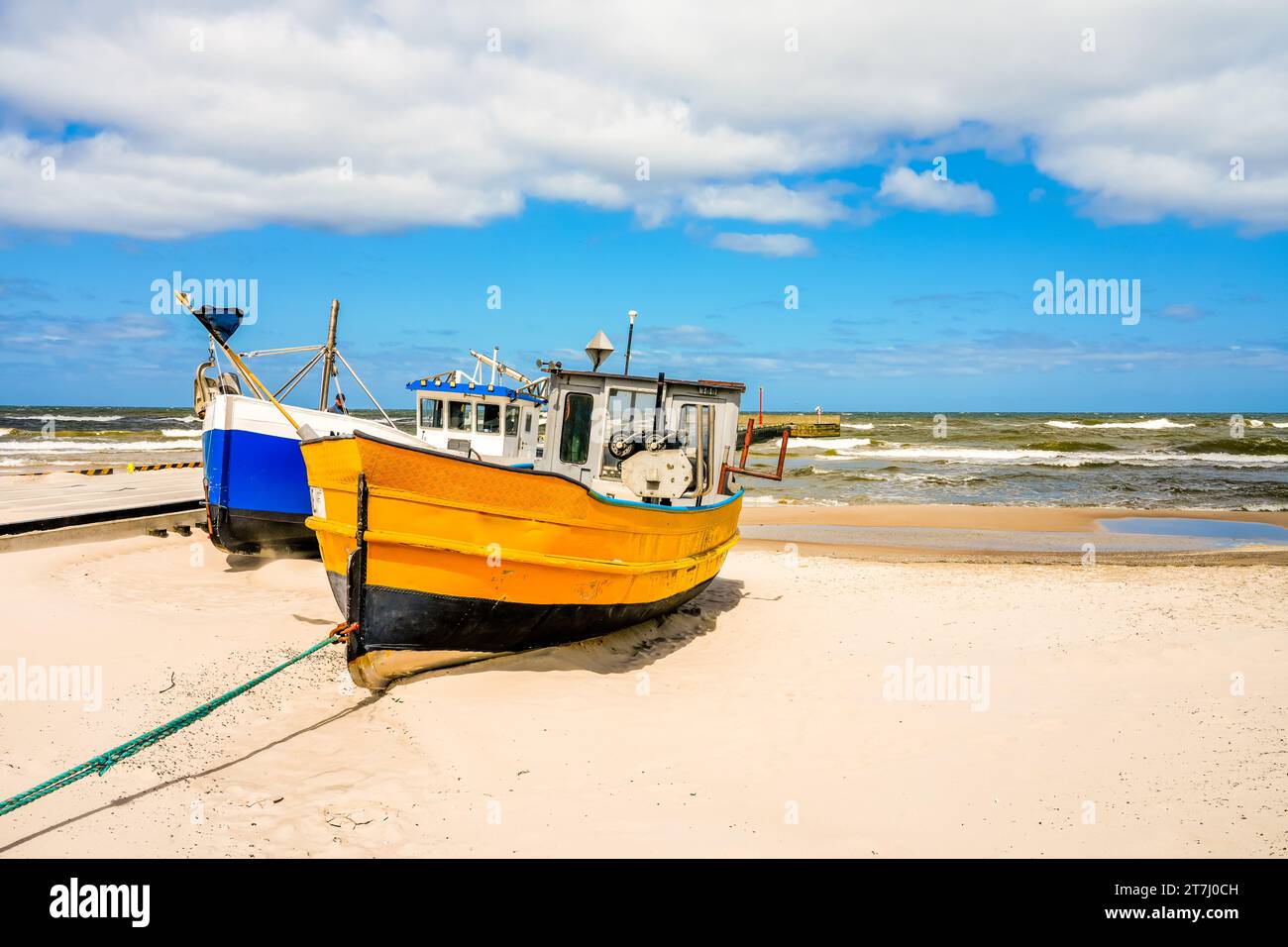 Strand in der Nähe von Niechorze in Polen. Natürliche Küste an der polnischen Ostsee mit weißem Sand und Fischerbooten. Landschaft am Meer. Stockfoto