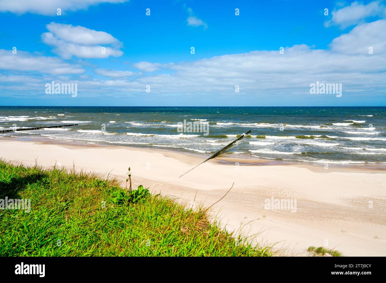 Strand in der Nähe von Trzesacz in Polen. Natürliche Küste an der polnischen Ostsee mit weißem Sand. Landschaft am Meer in Westpommern. Stockfoto