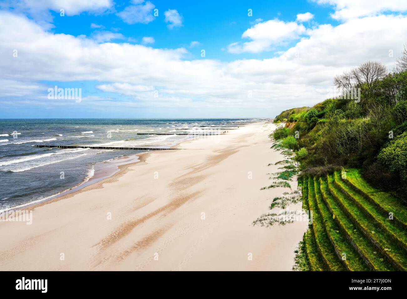 Strand in der Nähe von Trzesacz in Polen. Natürliche Küste an der polnischen Ostsee mit weißem Sand. Landschaft am Meer in Westpommern. Stockfoto