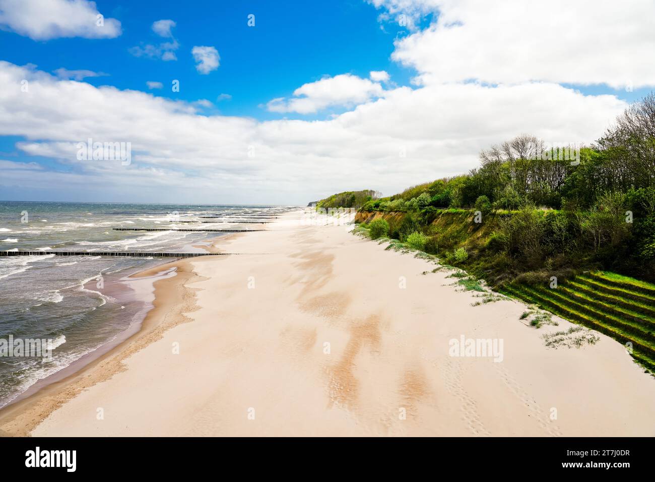 Strand in der Nähe von Trzesacz in Polen. Natürliche Küste an der polnischen Ostsee mit weißem Sand. Landschaft am Meer in Westpommern. Stockfoto