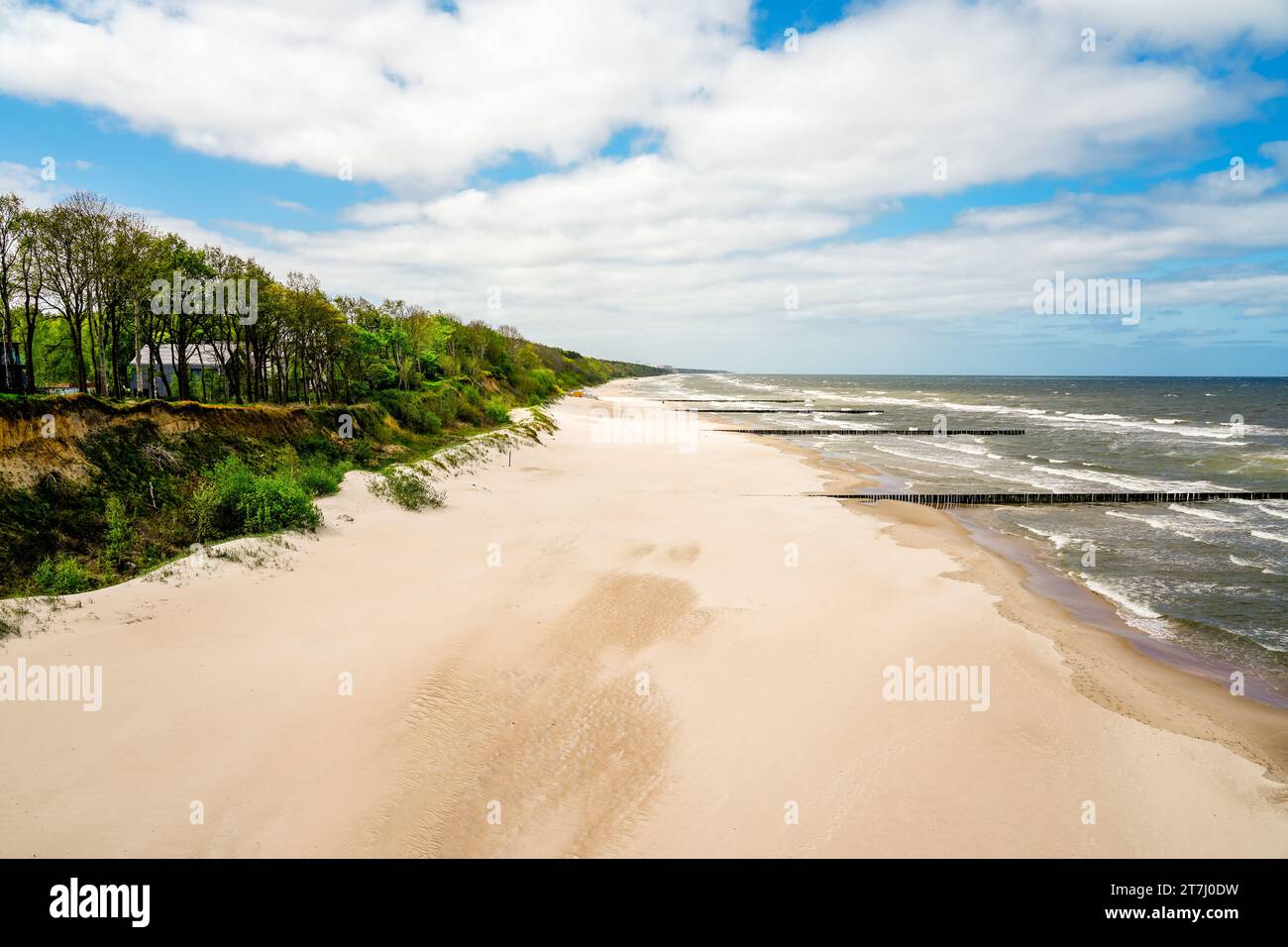 Strand in der Nähe von Trzesacz in Polen. Natürliche Küste an der polnischen Ostsee mit weißem Sand. Landschaft am Meer in Westpommern. Stockfoto