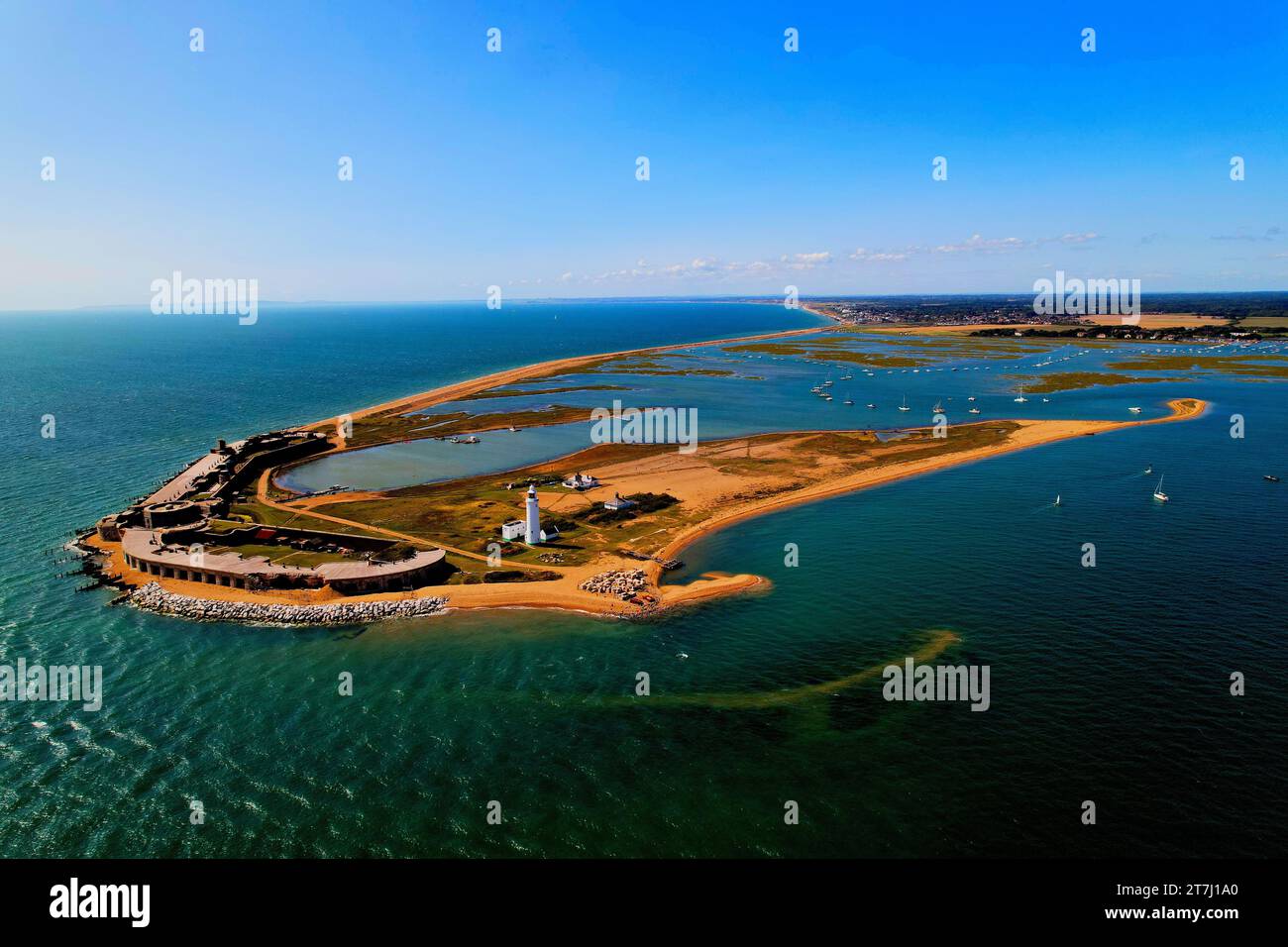 Ein Blick aus der Vogelperspektive auf eine idyllische tropische Insel mit blauem Wasser in Hurst Spit, Großbritannien Stockfoto