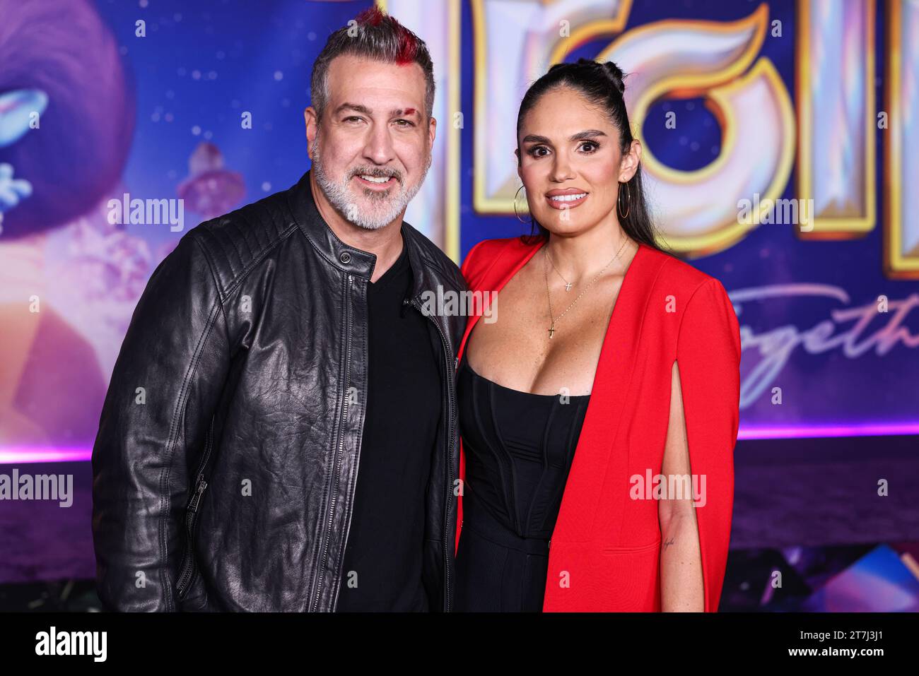 Hollywood, Usa. November 2023. HOLLYWOOD, LOS ANGELES, KALIFORNIEN, USA – 15. NOVEMBER: Joey Fatone und Freundin Izabel Araujo kommen am 15. November 2023 in Hollywood, Los Angeles, Kalifornien, zur Los Angeles Special Screening von DreamWorks Animation and Universal Pictures' Trolls Band Together im TCL Chinese Theatre IMAX. (Foto: Xavier Collin/Image Press Agency) Credit: Image Press Agency/Alamy Live News Stockfoto