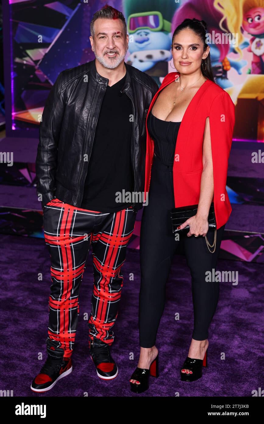 Hollywood, Usa. November 2023. HOLLYWOOD, LOS ANGELES, KALIFORNIEN, USA – 15. NOVEMBER: Joey Fatone und Freundin Izabel Araujo kommen am 15. November 2023 in Hollywood, Los Angeles, Kalifornien, zur Los Angeles Special Screening von DreamWorks Animation and Universal Pictures' Trolls Band Together im TCL Chinese Theatre IMAX. (Foto: Xavier Collin/Image Press Agency) Credit: Image Press Agency/Alamy Live News Stockfoto