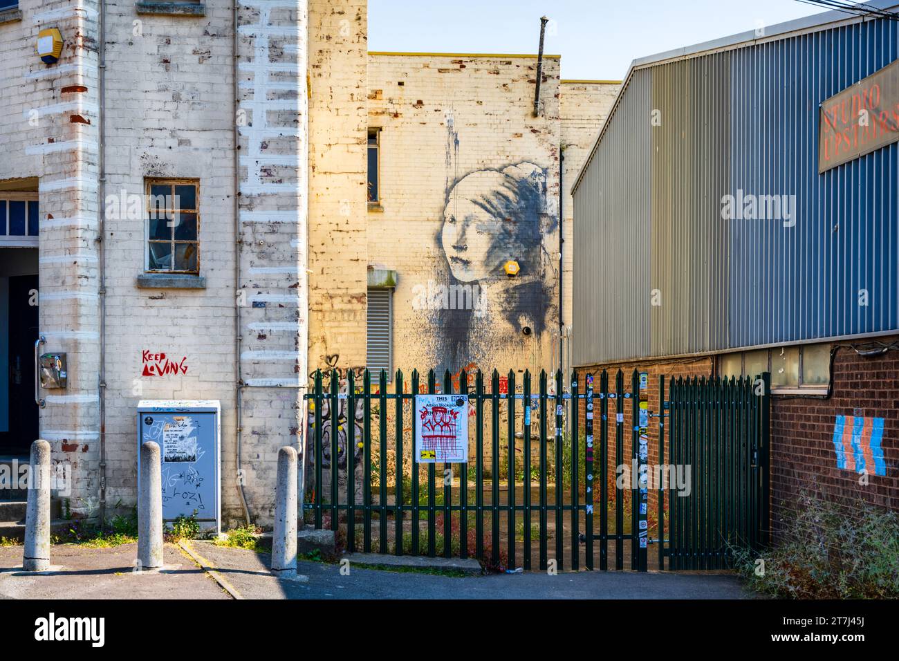 Girl with a Pierced Ohr drum (Mädchen mit einem durchbohrten Trommelfell) ist ein Wandgemälde des Straßenkünstlers Banksy aus dem Jahr 2014. Spike Island, Bristol, England, Großbritannien. Stockfoto