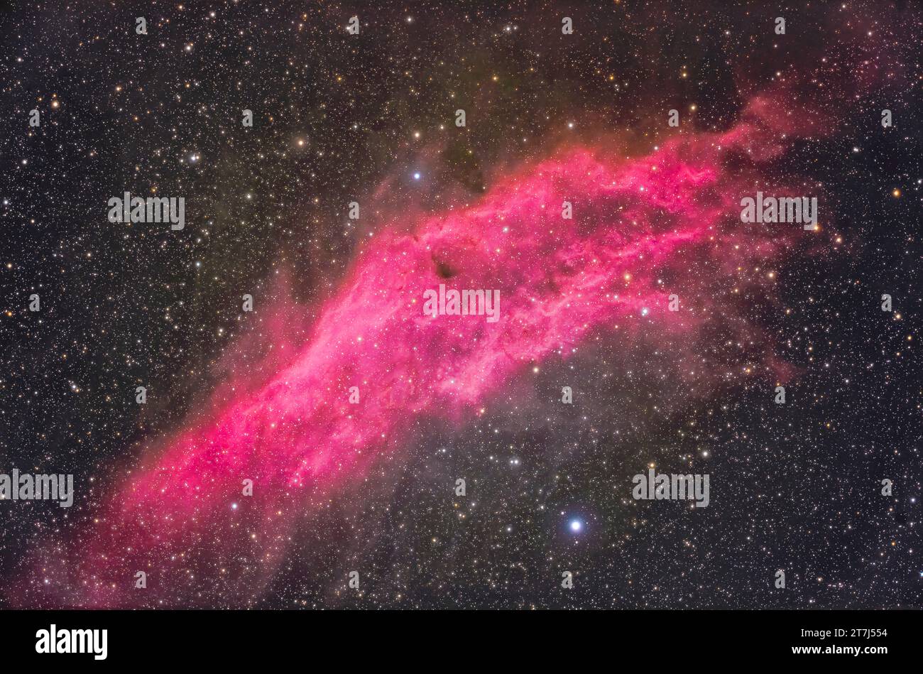 Dies ist der Kalifornische Nebula, auch bekannt als NGC 1499, in Perseus nahe dem Stern Menkib, oder Xi Persei, unten. Während dies primär ein Emissionsnebel ist Stockfoto