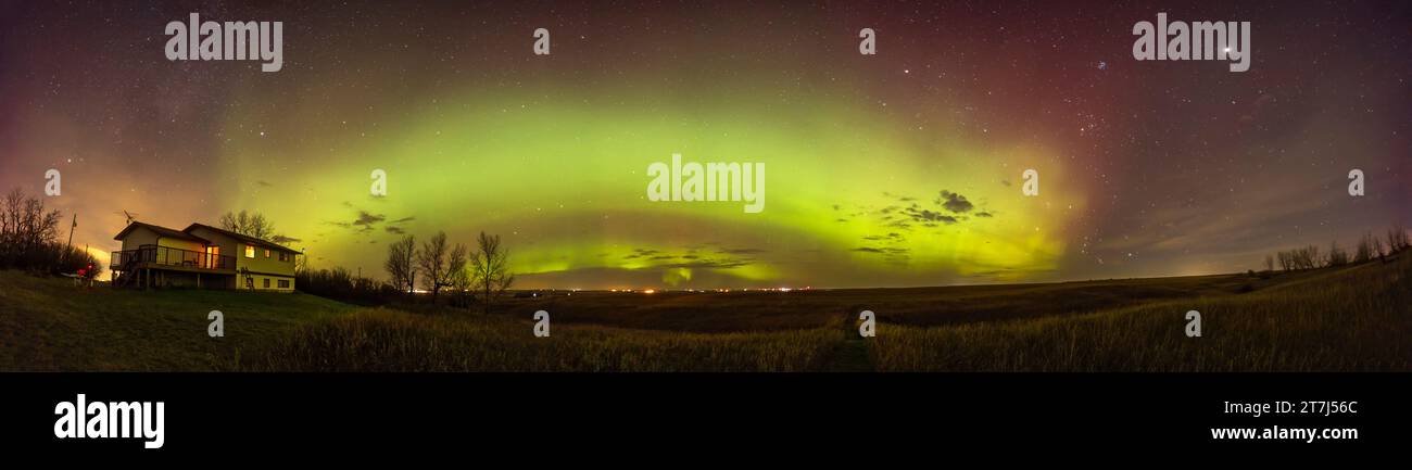 Ein Panorama der ausgedehnten aurora vom 20./21. Oktober 2023, von Heimat im Süden Albertas. Die aurora färbte einen Großteil des Himmels, war aber am prominentesten als A Stockfoto
