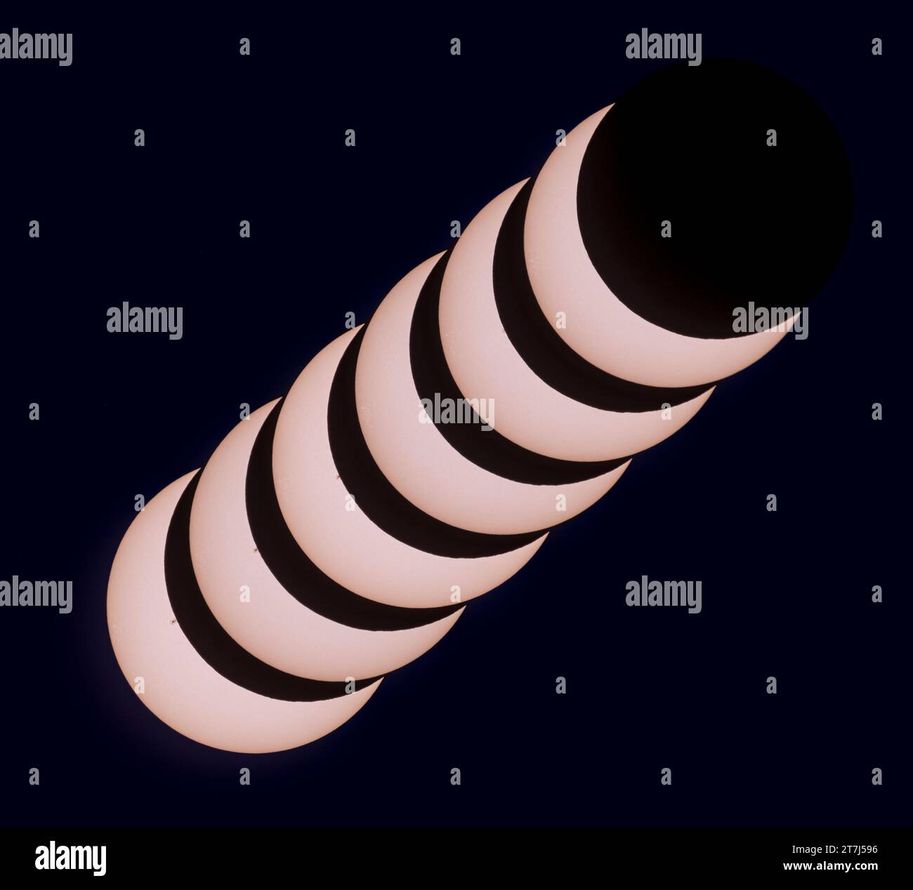Dies ist ein Komposit der ringförmigen Sonnenfinsternis vom 14. Oktober 2023 mit einer Sequenz von sechs Bildern, die den Mond über einen Sonnenfleck, den großen, bewegen Stockfoto