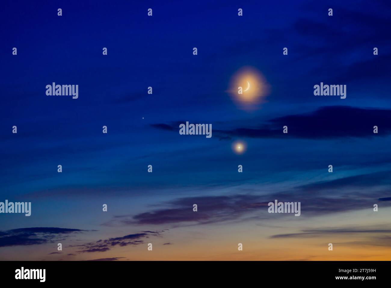 Die Verbindung des wachsenden Halbmondes mit Venus (hell und unten) und Mars (dunkel und links) am 21. Juni 2023, Sommersonnenwende Abend, wi Stockfoto
