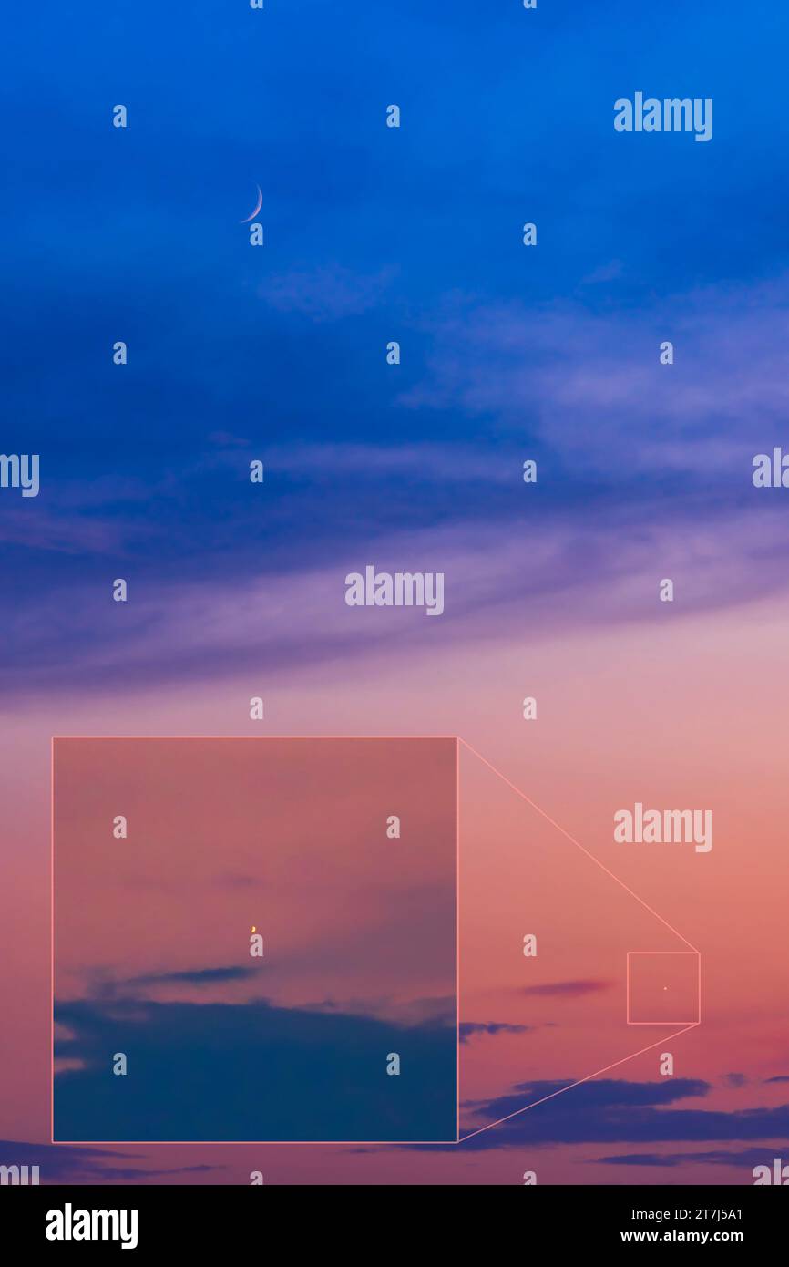 Der 3 Tage alte Halbmond über der Halbmond Venus am 20. Juli 2023 in den Farben eines spätabendlichen Sommeruntergangs. Der Mond lag 8° über V Stockfoto