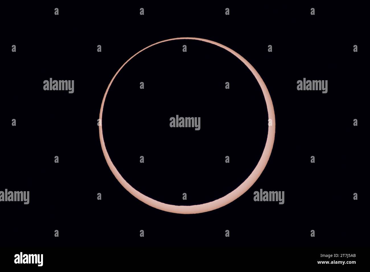 Die ringförmige Sonnenfinsternis am 14. Oktober 2023, in einem einzigen Bild, das in der Mitte der Sonnenfinsternis um 10:29 Uhr MDT aufgenommen wurde. Diese Seite war der Ruby's in Stockfoto