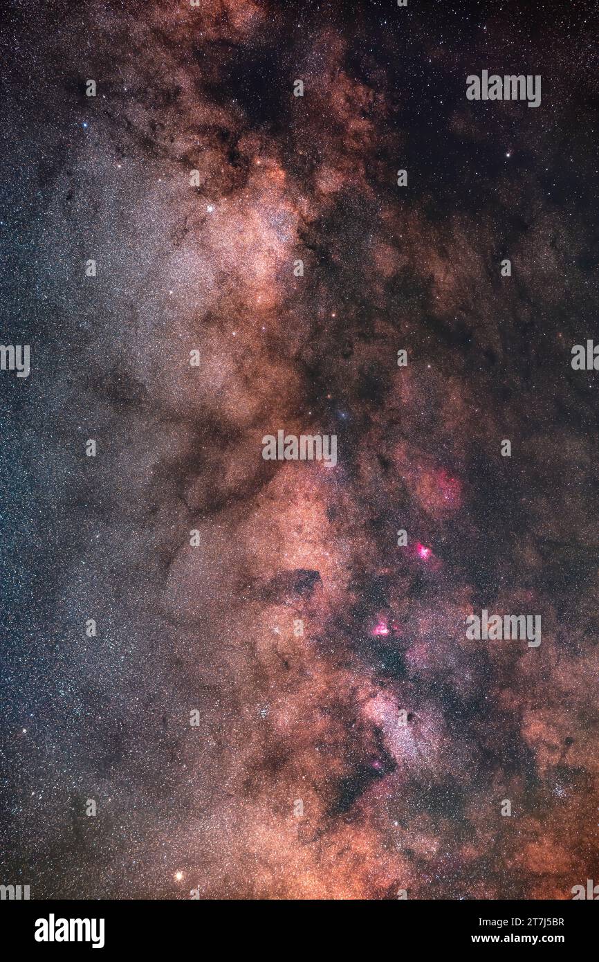 Dies umrahmt die reiche Sammlung von Sternwolken und Nebeln entlang der Milchstraße vom nördlichen Sagittarius unten bis zum Scutum oben. Es enthält zwei Stockfoto