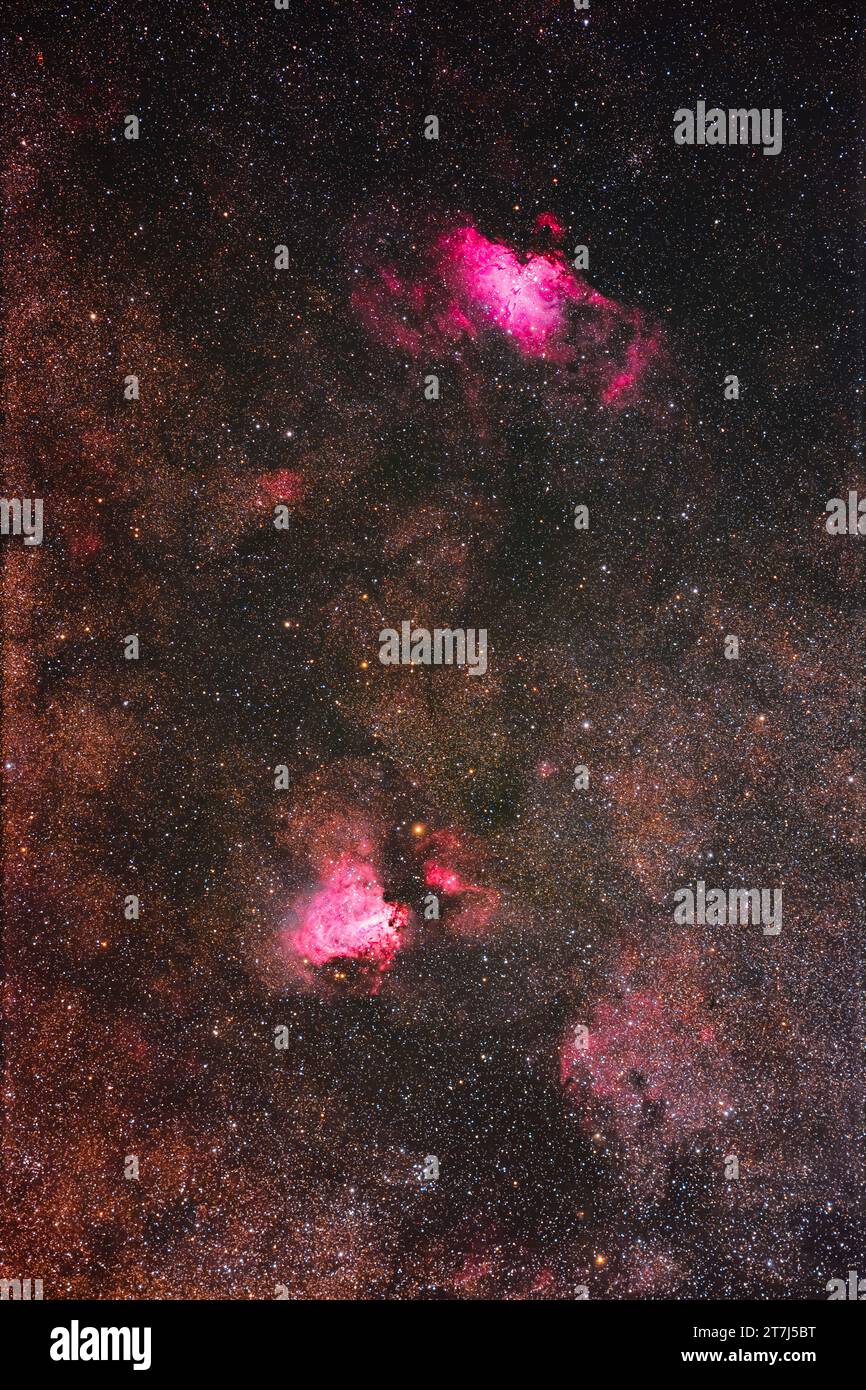 Ein Porträt des Adlers (oben) und des Schwanennebels, alias Messier 16 und Messier 17, an der Grenze von Schütze und Schlange. M16 enthält die berühmte Pille Stockfoto