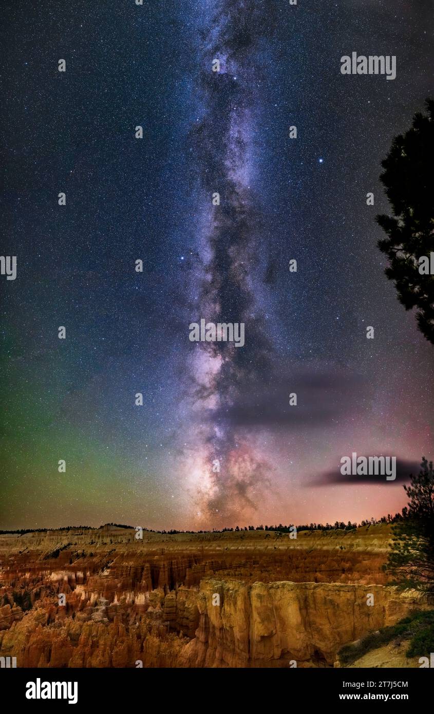 Dies ist die Sommermilchstraße der nördlichen Hemisphäre von Sagittarius (unten) bis Cygnus (oben), die im Südwesten über den Hoodoo-Formationen verläuft Stockfoto