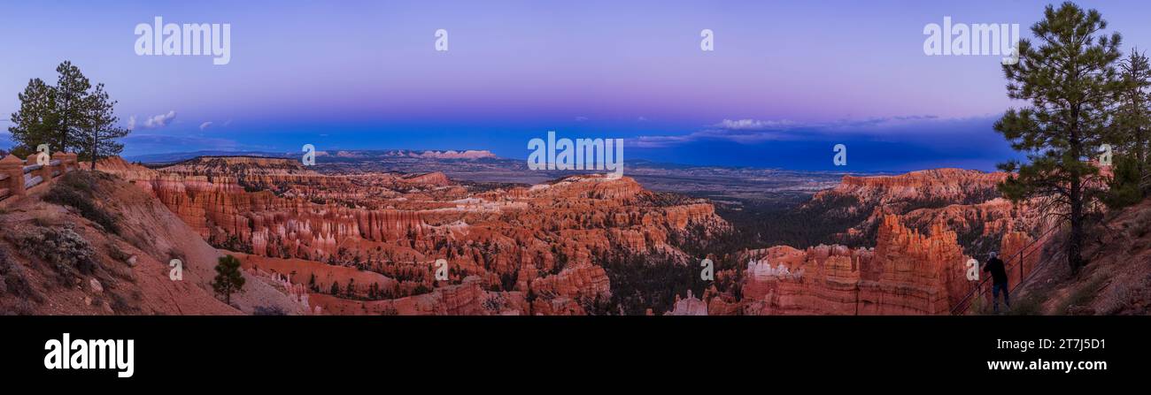 Dies ist ein Panorama des Abendhimmels mit Blick auf den Sonnenuntergang vom Sunset Point im Bryce Canyon National Park, Utah. Der Himmel enthält den dunkelblauen Sch Stockfoto