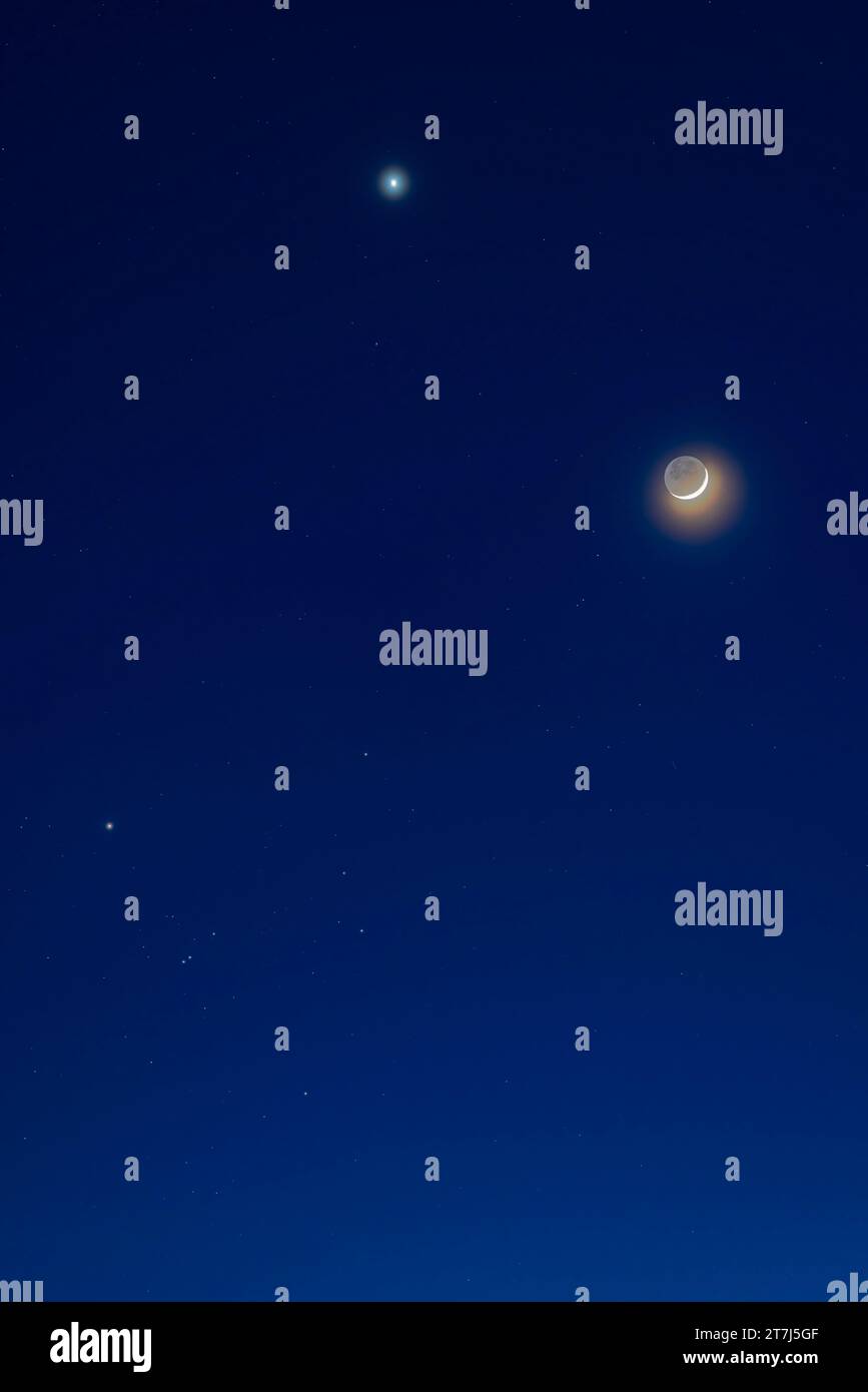 Dies ist die Versammlung am Abend des 22. April 2023 des wachsenden Mondsichels unter der Venus und in der Nähe des Hyaden-Sternhaufens im Stier. Das dunkle Ohr Stockfoto