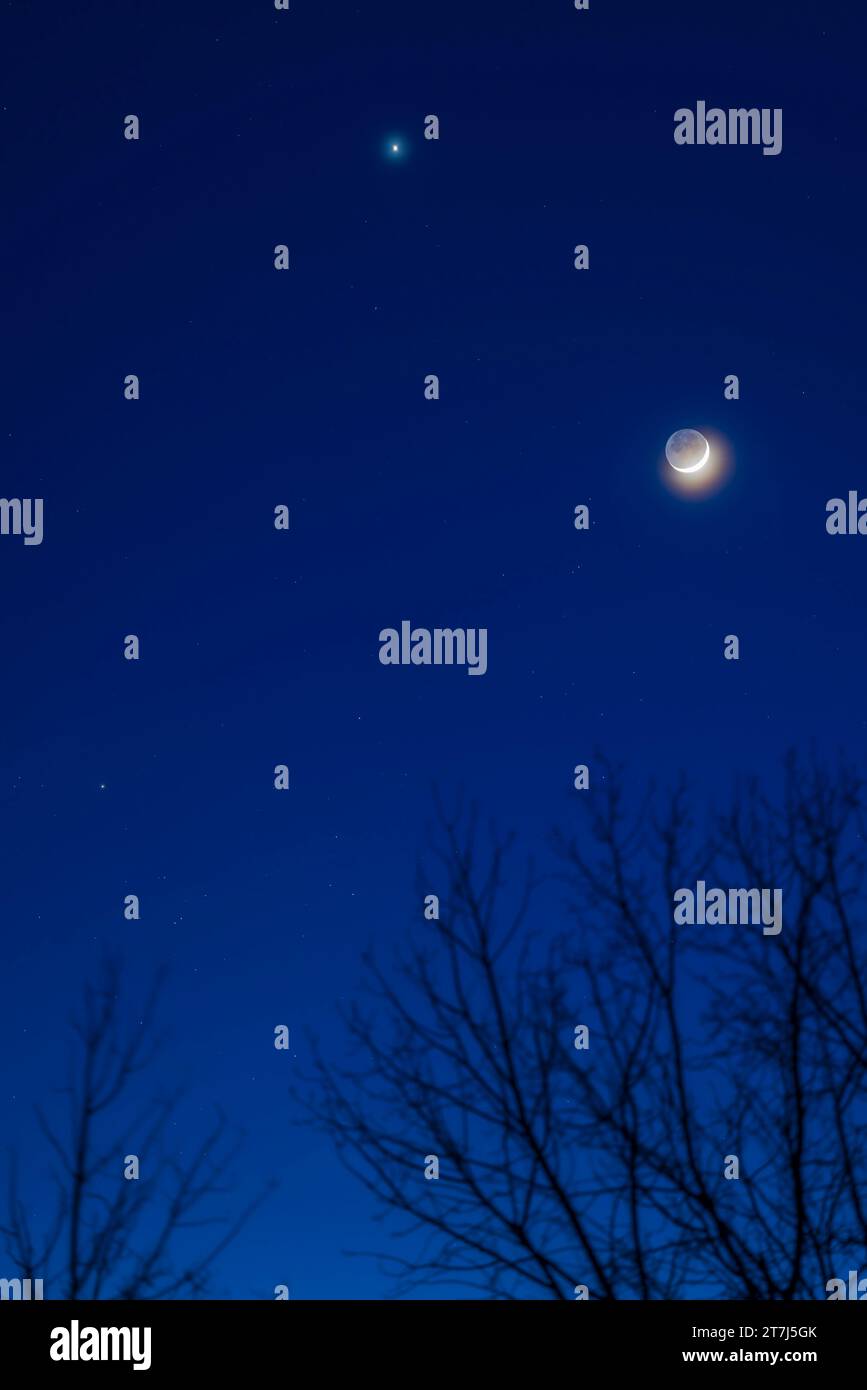 Dies ist die Versammlung am Abend des 22. April 2023 des Wachsmondes unterhalb der Venus und in der Nähe des Sternhaufens der Hyaden im Stier, hier am Vormittag Stockfoto