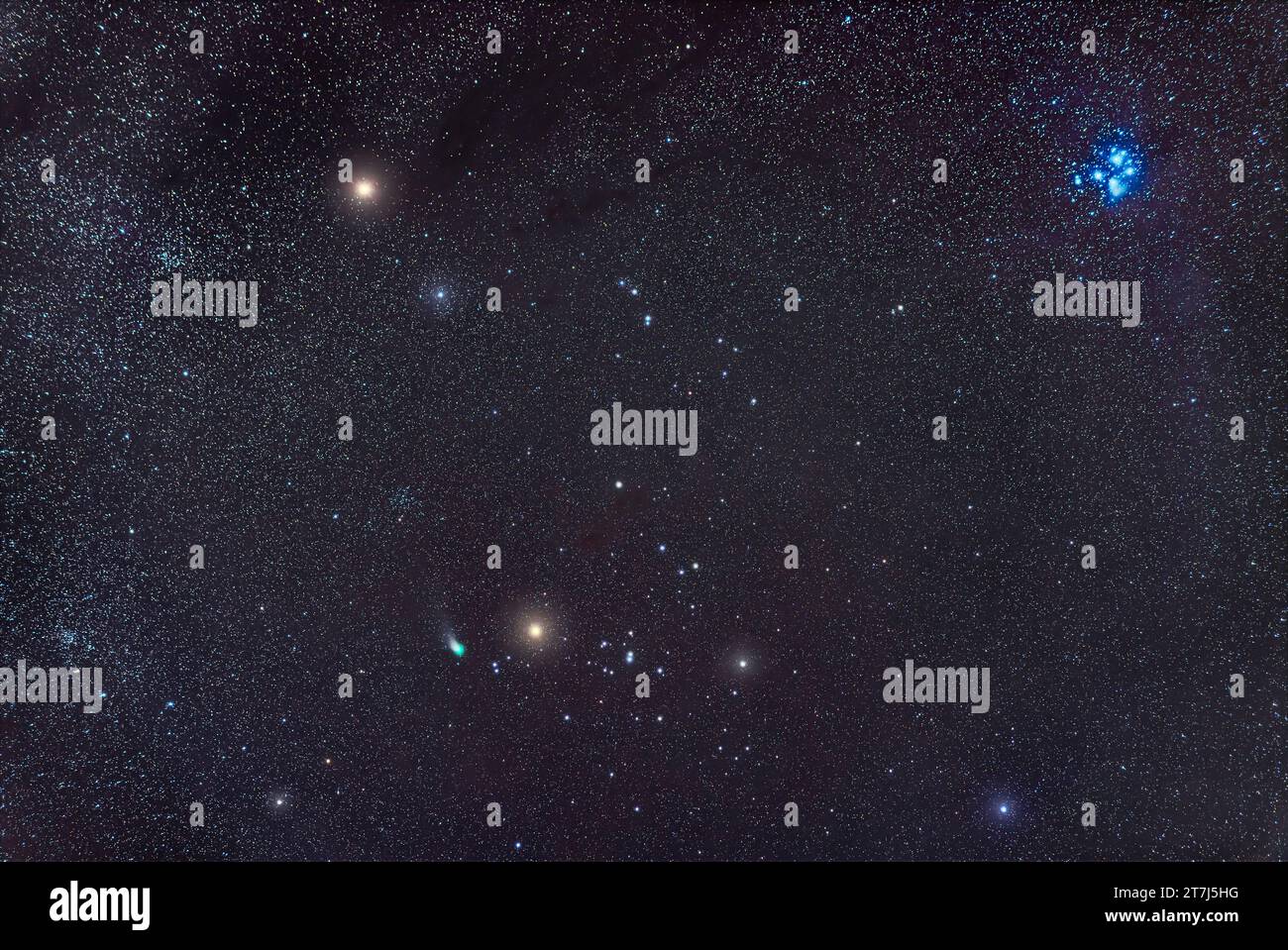 Ein Porträt des grünen Kometen C/2022 E3 (ZTF) im Stier neben Aldebaran und den Hyaden am 14. Februar 2023, mit dem Mars oben links und den Plejaden bei Stockfoto