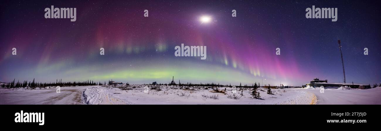 Ein 220°-Panorama einer dunkleren, aber farbenfrohen aurora in einer Kp6-Nacht am 26. Februar 2023, vom Churchill Northern Studies Centre, Churchill, Manitoba, Stockfoto