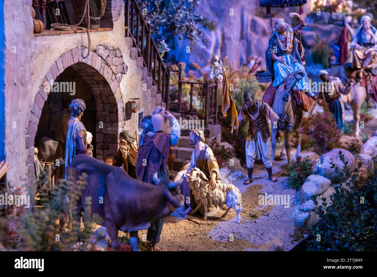 Handgefertigte Pracht: Eine exquisite handwerkliche Krippe, die komplizierte Details in den Figuren und Tieren enthüllt, die die Geschichte von Bethlehem zum Leben erwecken Stockfoto